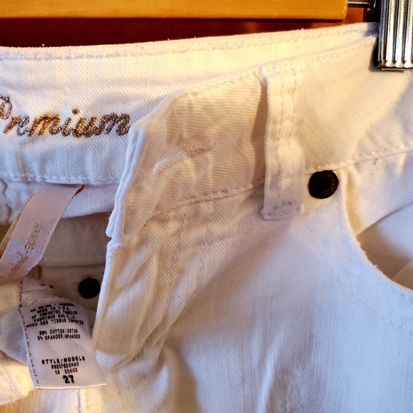 GUESS Premium White Distressed Jeans - Picture 5 of 8